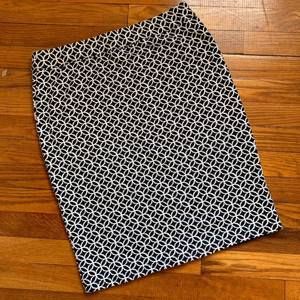 SOLD- Tile print stretch pencil skirt - Picture 3 of 6